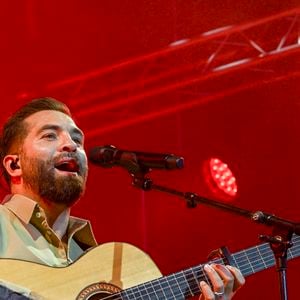 Une nouvelle organisation de vie, plus posée, loin de ses années passées sur les routes, qui lui permet notamment de respecter le rythme de l'école des enfants.

Concert de Kendji Girac a Dieppe (76) le 29 juillet 2025 - Photo par Tesson/ANDBZ/ABACAPRESS.COM
