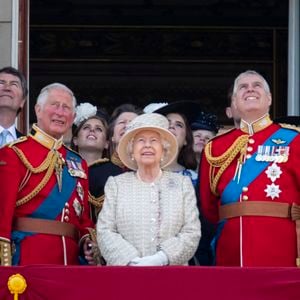 Camilla Parker Bowles, duchesse de Cornouailles, le prince Charles, prince de Galles, la reine Elisabeth II d'Angleterre, le prince Andrew, duc d'York, le prince Harry, duc de Sussex, et Meghan Markle, duchesse de Sussex, la princesse Beatrice d'York, la princesse Eugenie d'York, la princesse Anne, isla Phillips, James Mountbatten-Windsor, vicomte Severn au balcon du palais de Buckingham lors de la parade Trooping the Colour 2019, célébrant le 93ème anniversaire de la reine Elisabeth II, Londres, le 8 juin 2019. Photo : EXPRESS SYNDICATION / BESTIMAGE