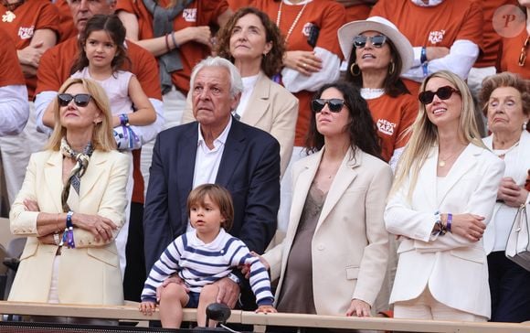 Sebastián Nadal,  Ana María Parera, Xisca Perello, Rafael Junior, Maribel Nadal - Hommage à Rafael Nadal lors des internationaux de France de tennis à Rolnd Garros le 25 mai 2025.

© Dominique Jacovides / Cyril Moreau / Bestimage