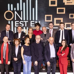 Exclusif - (Rang du Haut): Géraldine Maillet, Geoffroy Lejeune, Yann Moix, Laetitia Krupa, Pablo Pillaud-Vivien, Gérard Miller, Mathieu Bock-Coté, Louis Morin, Riss, Benjamin Duhamel, rang du bas: Patrick Pelloux, Anne Nivat, Christophe Barbier, Nathalie Saint-Cricq, Léa Salamé, Laurent Ruquier, Jean-Michel Aphatie, Anne Rosencher, Alexandre Devecchio, Sébastien Thoen - Enregistrement de l'émission "On Est En Direct (OEED)", présentée par L.Ruquier et L.Salamé, et diffusée en direct le 2 avril sur France 2
© Jack Tribeca / Bestimage