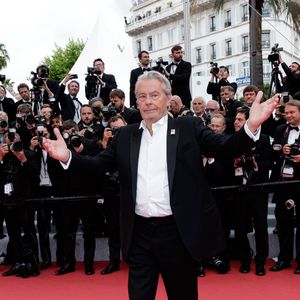 Alain Delon (avec un badge Paris Match d'une ancienne couverture du magazine titrant "Alain Delon, mes deux amours, Rosalie et Anouchka) - Montée des marches du film "A Hidden Life" lors du 72ème Festival International du Film de Cannes. Le 19 mai 2019
© Jacovides-Moreau / Bestimage