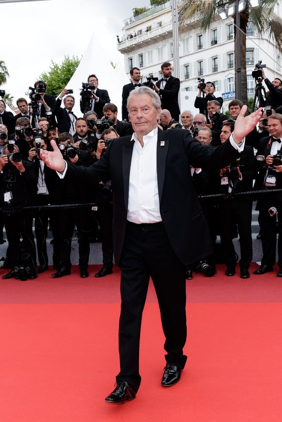 Alain Delon (avec un badge Paris Match d'une ancienne couverture du magazine titrant "Alain Delon, mes deux amours, Rosalie et Anouchka) - Montée des marches du film "A Hidden Life" lors du 72ème Festival International du Film de Cannes. Le 19 mai 2019
© Jacovides-Moreau / Bestimage