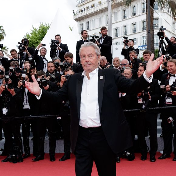 Alain Delon (avec un badge Paris Match d'une ancienne couverture du magazine titrant "Alain Delon, mes deux amours, Rosalie et Anouchka) - Montée des marches du film "A Hidden Life" lors du 72ème Festival International du Film de Cannes. Le 19 mai 2019
© Jacovides-Moreau / Bestimage