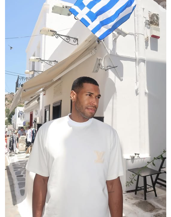 Il officie aujourd'hui comme couvreur à Paris.

Senna, ancien candidat de "Secret Story", a changé de vie.