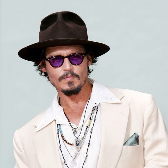 L'acteur américain Johnny Depp honoré par des empreintes de mains et de pieds au Graumans Chinese Theatre à Los Angeles le 16 septembre 2005. Sa compagne Vanessa Paradis était également présente. Photo par Shelly Patch/Startraks/ABACAPRESS.COM.