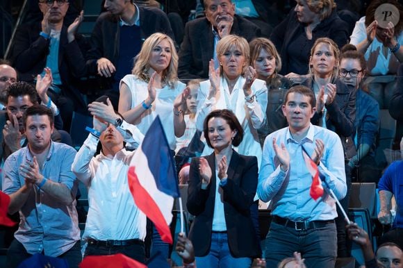 Laurence Auzière Jourdan (cardiologue), Brigitte Trogneux (Macron), Tiphaine Auzière (avocate), le compagnon de T. Auzière, Antoine (gastro-entérologue), Guillaume Jourdan (radiologue), Christelle Auzière et son mari Sébastien Auzière (chercheur en laboratoire pharmaceutique) - La famille, les amis et soutiens d'Emmanuel Macron dans les tribunes lors du grand meeting d'Emmanuel Macron, candidat d'En Marche! à l'élection présidentielle 2017, à l'AccorHotels Arena à Paris, France, le lundi 17 avril 2017. © Cyril Moreau/Bestimage