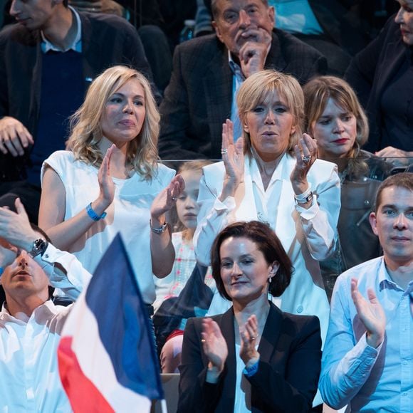 Laurence Auzière Jourdan (cardiologue), Brigitte Trogneux (Macron), Tiphaine Auzière (avocate), le compagnon de T. Auzière, Antoine (gastro-entérologue), Guillaume Jourdan (radiologue), Christelle Auzière et son mari Sébastien Auzière (chercheur en laboratoire pharmaceutique) - La famille, les amis et soutiens d'Emmanuel Macron dans les tribunes lors du grand meeting d'Emmanuel Macron, candidat d'En Marche! à l'élection présidentielle 2017, à l'AccorHotels Arena à Paris, France, le lundi 17 avril 2017. © Cyril Moreau/Bestimage