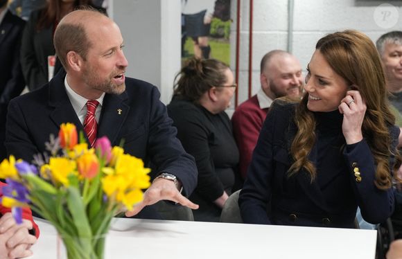 Ils goûtent à une vie simple loin des mondanités et du protocole, un quotidien qui leur sied à merveille et que détaille "Point de Vue"

Le prince William, prince de Galles, et Catherine (Kate) Middleton, princesse de Galles, rencontrent des joueurs blessés, en marge du match du tournoi des Six Nations entre le Pays de Galles et l'Angleterre à Cardiff, le 15 mars 2025. Julien Burton / Bestimage
