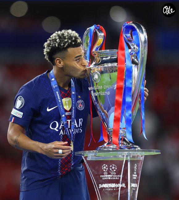Grand travailleur, le prodige aborde ce Mondial en pleine confiance après avoir remporté en mai une deuxième Ligue des champions consécutive avec le PSG.

30 mai 2026, Budapest, Hongrie : DESIRE DOUE, du PSG, célèbre la victoire en finale de la Ligue des champions de l'UEFA 2025/26 contre l'Arsenal FC à la Puskas Arena de Budapest, en Hongrie. Le PSG a remporté cette finale 4-3 aux tirs au but après un match nul 1-1. (Crédit photo : © Mickael Chavet/ZUMA Press Wire)