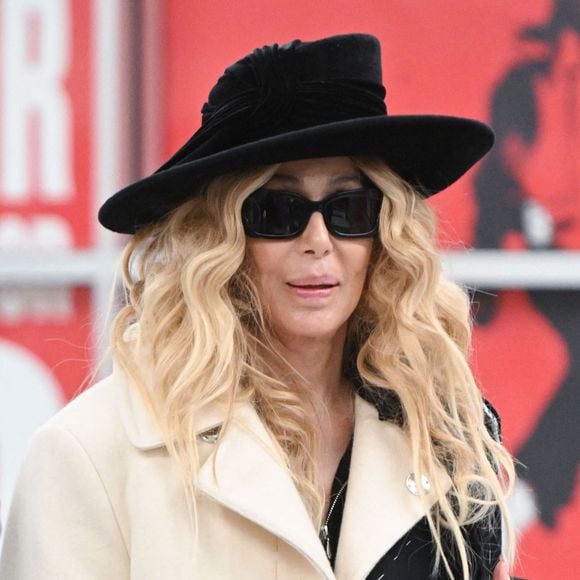 “Et je me suis dit : ‘je dois absolument être enterrée ici’. J’espère que mon vœu se réalisera”, conclut Cher

Exclusif - Cher arrive à l'aéroport JFK à New York, le 4 décembre 2023. La chanteuse de 77 ans participera au concert iHeart's Radio 2023 Jingle Ball à New York, le 21 décembre 2023.