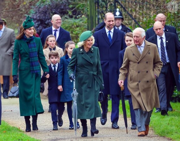 un moment immortalisé en vidéo

Mike Tindall, Mia Grace Tindall, Catherine (Kate) Middleton, princesse de Galles, Prince Louis, Princesse Charlotte, Prince George, Camilla Parker Bowles, reine consort d'Angleterre, Le prince William, prince de Galles,  Le roi Charles III d'Angleterre - La famille royale britannique se rend à la messe de Noël à Sandringham le 25 décembre 2024.