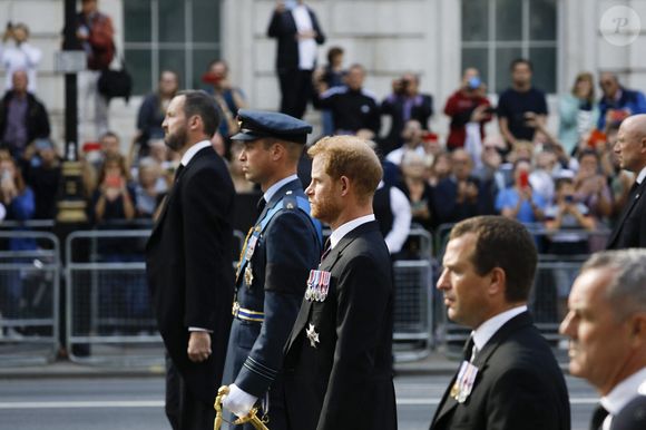 Le prince William, prince de Galles et le prince Harry - Procession cérémonielle du cercueil de la reine Elisabeth II du palais de Buckingham à Westminster Hall à Londres le 14 septembre 2022.

© Photoshot / Panoramic / Bestimage