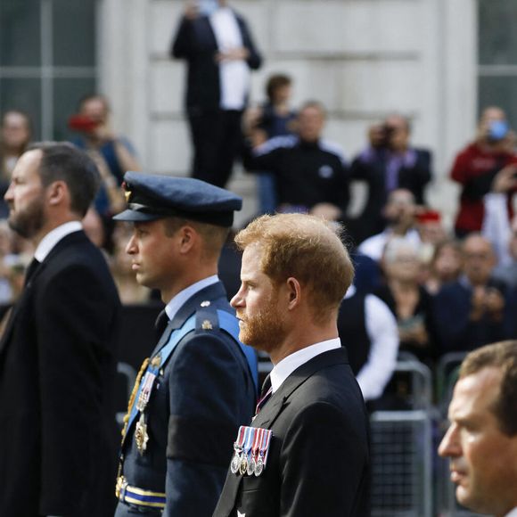 Le prince William, prince de Galles et le prince Harry - Procession cérémonielle du cercueil de la reine Elisabeth II du palais de Buckingham à Westminster Hall à Londres le 14 septembre 2022.

© Photoshot / Panoramic / Bestimage