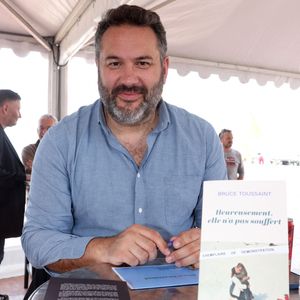 Exclusif - Bruce Toussaint pour la signature de son livre "Heureusement, elle n'a pas souffert" le 6 mai 2023 à Arcachon, lors du Rendez vous littéraire "La plage aux écrivains". 
© Jean-Marc Lhomer / Bestimage