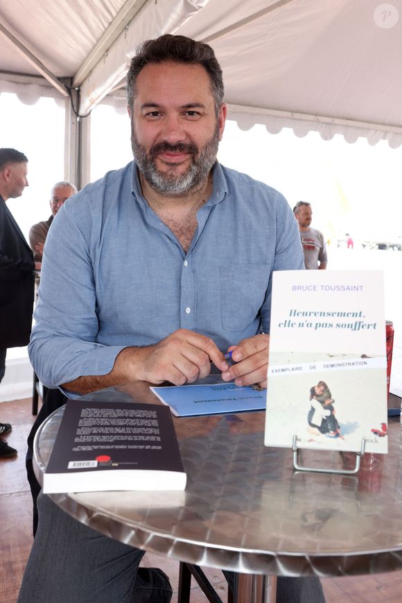 Exclusif - Bruce Toussaint pour la signature de son livre "Heureusement, elle n'a pas souffert" le 6 mai 2023 à Arcachon, lors du Rendez vous littéraire "La plage aux écrivains". 
© Jean-Marc Lhomer / Bestimage