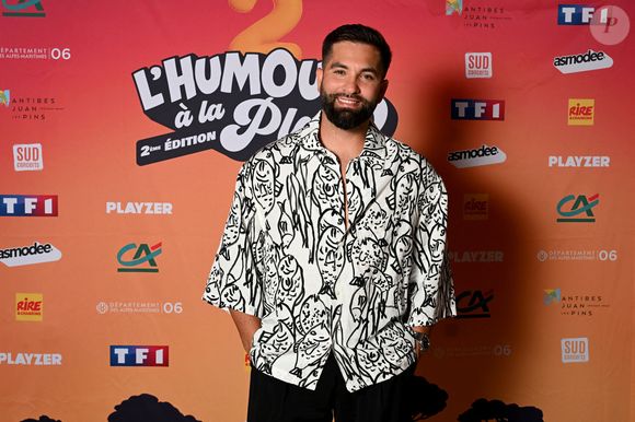 Kendji Girac au photocall lors de l'enregistrement de l'émission "L'humour à la plage" pour la 2eme édition du festival de Juan les Pins à la pinède Gould le 27 juin 2025. © Bruno Bebert / Bestimage