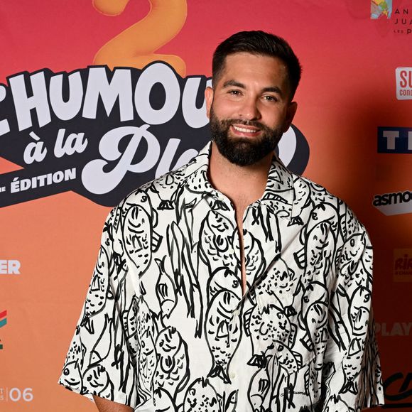 Kendji Girac au photocall lors de l'enregistrement de l'émission "L'humour à la plage" pour la 2eme édition du festival de Juan les Pins à la pinède Gould le 27 juin 2025. © Bruno Bebert / Bestimage