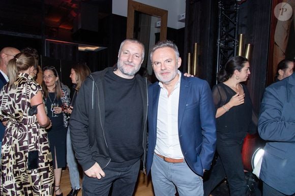 Fred Musa et Éric Brunet - Pour célébrer l’anniversaire de sa Maison, Nathalie Blanc réunissait, ce vendredi, les amis de la marque pour assister à un événement exclusif au Café de l’Homme, faceà la Tour Eiffel.
© Bellak - Perusseau / Bestimage