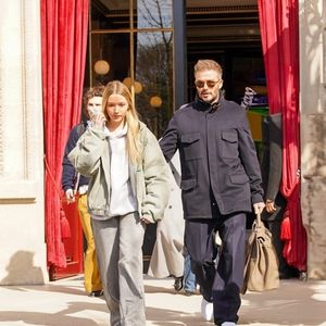 Et semble imperméable aux marques du temps. 

David et Victoria Beckham, quittent leur hôtel à Paris, 2025-2026