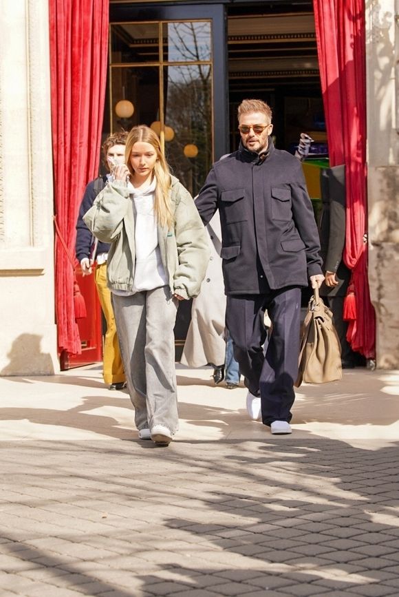 Et semble imperméable aux marques du temps. 

David et Victoria Beckham, quittent leur hôtel à Paris, 2025-2026