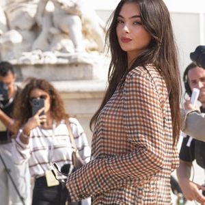 Repérée par de grandes agences internationales, elle enchaîne déjà, comme sa grande sœur, les projets prestigieux.

Deva Cassel au défilé Christian Dior Femme Printemps/Été 2027 durant la Fashion Week de Paris, le 29 Septembre 2026. 

© Lucia Sabatelli / Bestimage