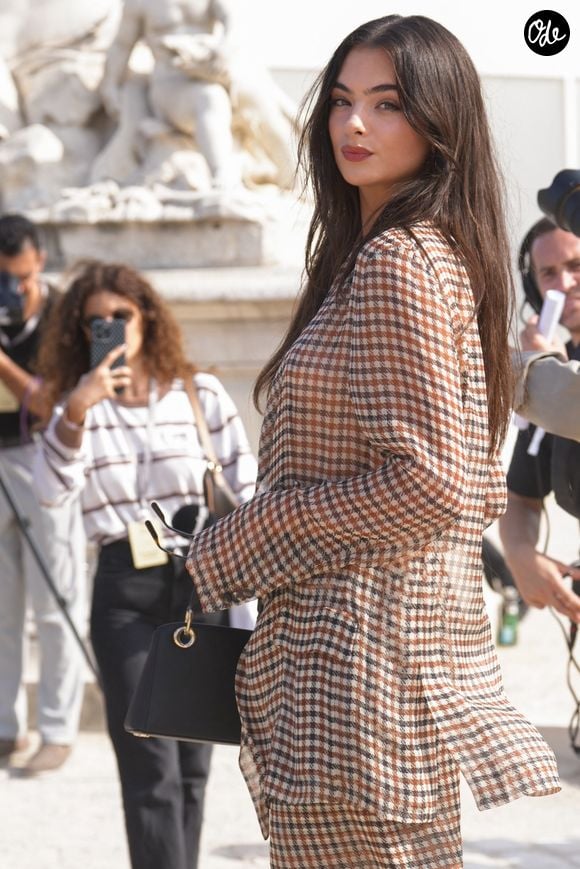 Repérée par de grandes agences internationales, elle enchaîne déjà, comme sa grande sœur, les projets prestigieux.

Deva Cassel au défilé Christian Dior Femme Printemps/Été 2027 durant la Fashion Week de Paris, le 29 Septembre 2026. 

© Lucia Sabatelli / Bestimage
