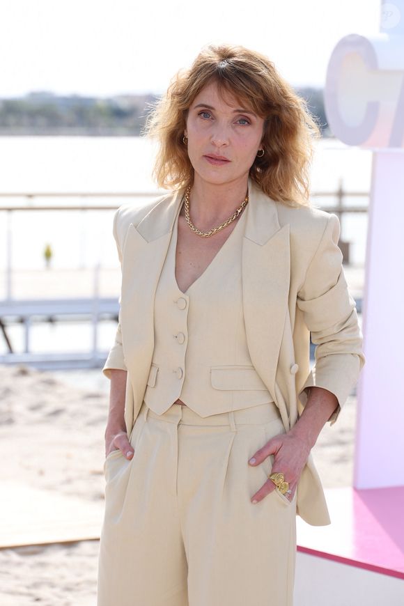 Alix Poisson - Photocall du jury sur la plage du Majestic lors de la 7ème saison de 'CanneSeries' à Cannes le 8 Avril 2024. © Denis Guignebourg/BestImage