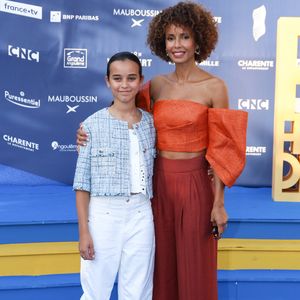 Sonia Rolland et sa fille Kahina qui joue aussi sa fille dans son film "Un destin inattendu" - Arrivées sur le tapis bleu de la 16ème édition du festival du film francophone de Angoulême le 24 août 2023. © Coadic Guirec / Bestimage