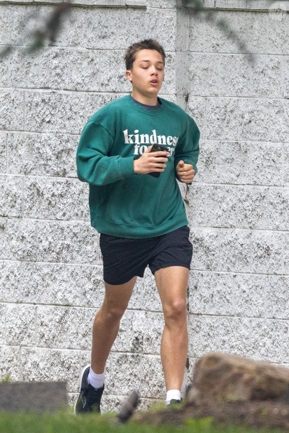 On a pu voir l'adolescent musclé et presqu'aussi grand que son père

Knox Pitt fait un jogging à Los Feliz ©Backgrid USA / Bestimage