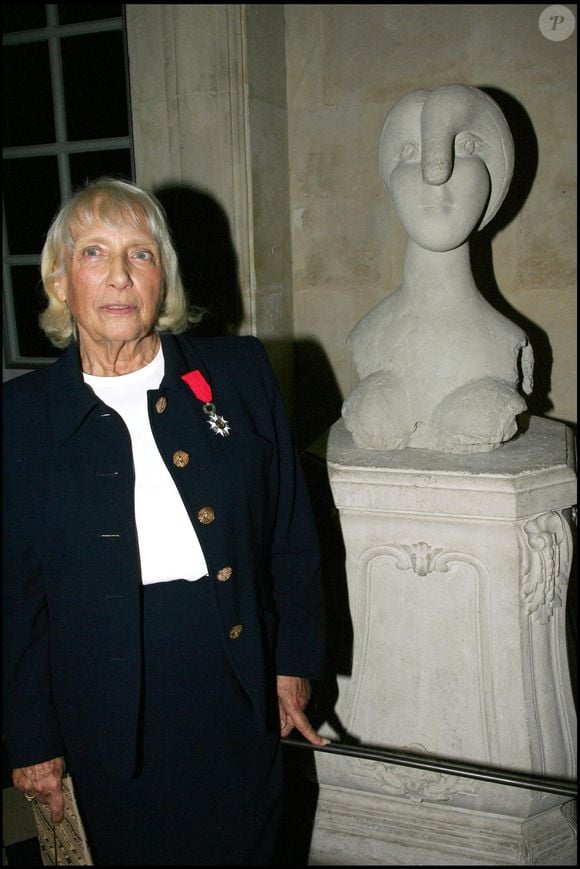 Sa sœur Maya, également née hors mariage, obtient la reconnaissance de ses droits et reçoit sa part d’œuvres et de fonds, contribuant à l’harmonisation de la succession familiale. 

Rétro - Décès de Maya Ruiz-Picasso, fille aînée de P. Picasso - MAYA DEVANT LA SCULPTURE DE SA MERE, MARIE THERESE, FAITE PAR SON PERE PABLO PICASSO - CEREMONIE DE REMISE DES INSIGNES DE CHEVALIER DANS L' ORDRE NATIONAL DE LA LEGION D' HONNEUR A MAYA WIDMAIER RUIZ PICASSO AU MUSEE NATIONAL PICASSO SUIVIE D' UN DINER SUR LA SEINE SUR LE BATEAU "L' EXCELLENCE"