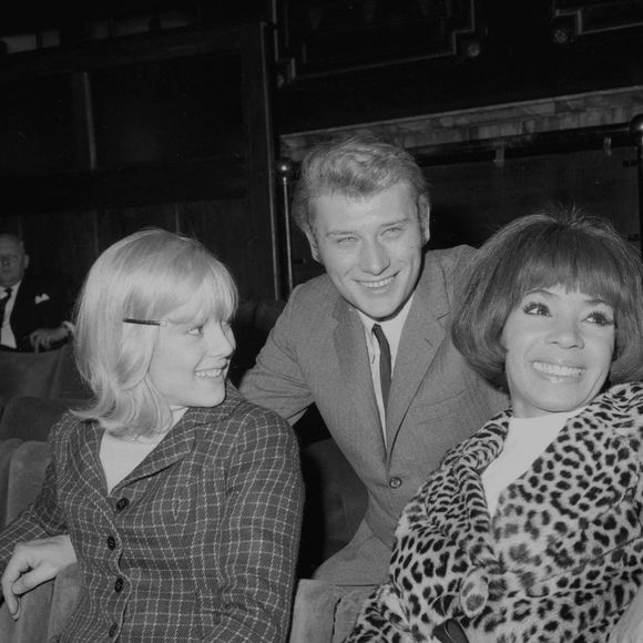 Sylvie Vartan, la reine de la pop française, et son mari, le chanteur Johnny Hallyday, discutent avec la Britannique Shirley Bassey (à droite) au London Palladium, où ils participent aux répétitions du Royal Variety Performance. Sylvie, Little Miss Ye-Ye pour ses fans, a épousé Johnny il y a sept mois. 07/11/1965. Photo by PA Photos/ABACAPRESS.COM