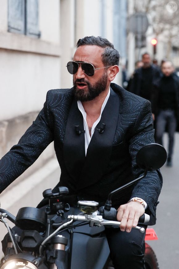 Exclusif - Cyril Hanouna arrive en moto électrique pour la dernière émission "Touche pas à mon poste" (TPMP) diffusée en direct sur C8 avant la fermeture de la chaine le 28 février, à Paris, France, le 27 février 2025. © Christophe Clovis/Bestimage