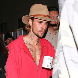 Mais des vidéos anciennes et évocatrices ont récemment refait surface.

Los Angeles, CA - Justin et Hailey Bieber ont été vus à la sortie de l'église à Los Angeles, Justin portant un mug "Papa Bear". Les nouveaux parents semblaient de bonne humeur à la sortie de l'église.