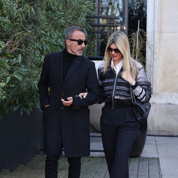 "Elle me fait du bien, elle m'a réparé, dans mes peurs, dans mes doutes, c'est une femme forte, c'est une femme brillante, et je crois qu'elle est à bonne distance avec tout ça, et j'en ai besoin"

Nikos Aliagas avec sa femme Tina Grigoriou au défilé Elie Saab "Collection Prêt-à-Porter Automne/Hiver 2025-2026" lors de la Fashion Week de Paris (PFW), le 8 mars 2025. 
© Denis Guignebourg / Bestimage