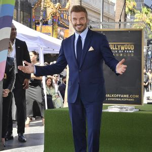 David Beckham, ancienne star du football britannique, pose sur son étoile lors d'une cérémonie d'inauguration organisée en son honneur pour lui remettre la 2 849e étoile du Hollywood Walk of Fame, à Los Angeles, le vendredi 12 juin 2026. Photo de Jim Ruymen/UPI/ABACAPRESS.COM
