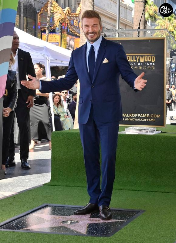 David Beckham, ancienne star du football britannique, pose sur son étoile lors d'une cérémonie d'inauguration organisée en son honneur pour lui remettre la 2 849e étoile du Hollywood Walk of Fame, à Los Angeles, le vendredi 12 juin 2026. Photo de Jim Ruymen/UPI/ABACAPRESS.COM