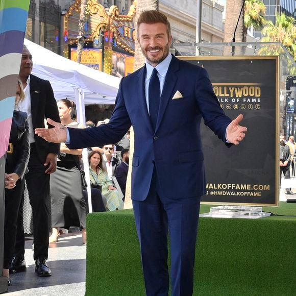 David Beckham, ancienne star du football britannique, pose sur son étoile lors d'une cérémonie d'inauguration organisée en son honneur pour lui remettre la 2 849e étoile du Hollywood Walk of Fame, à Los Angeles, le vendredi 12 juin 2026. Photo de Jim Ruymen/UPI/ABACAPRESS.COM