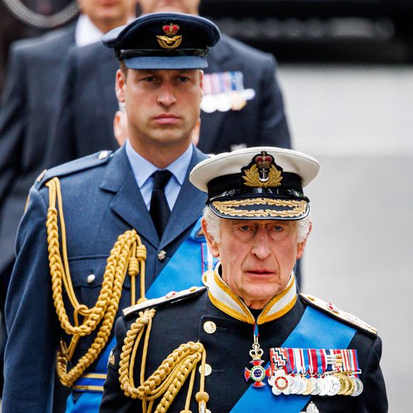 Le roi Charles III d'Angleterre et le prince de Galles William - Arrivées au service funéraire à l'Abbaye de Westminster pour les funérailles d'Etat de la reine Elizabeth II d'Angleterre. Le 19 septembre 2022 Dana Press / Bestimage