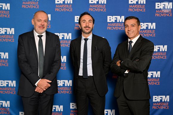 Jean Philippe Baille, le directeur général de l'information BFM TV, Arnaud de Courcelles, le directeur de BFM Business et BFM Local, et Benoît Tournebize, le directeur adjoiont de CMA CGM, lors de l'inauguration des nouveaux locaux de BFM Marseille à Grand Central, le nouveau bâtiment média de la CMA CGM, le 4 novembre 2025. © Bruno Bebert / Bestimage