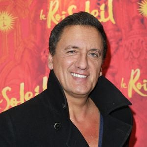 Le chanteur a connu le succès au début des années 90 avec son mythique tube baptisé "Suzette"

Exclusif - Dany Brillant lors de la générale du spectacle "Le roi soleil" au Dôme de Paris le 9 décembre 2025.
© Coadic Guirec / Bestimage