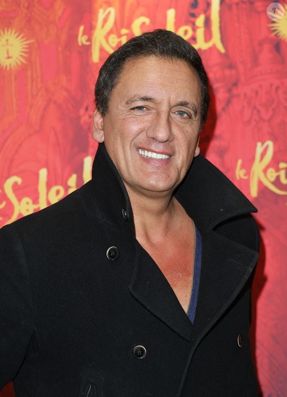 Le chanteur a connu le succès au début des années 90 avec son mythique tube baptisé "Suzette"

Exclusif - Dany Brillant lors de la générale du spectacle "Le roi soleil" au Dôme de Paris le 9 décembre 2025.
© Coadic Guirec / Bestimage