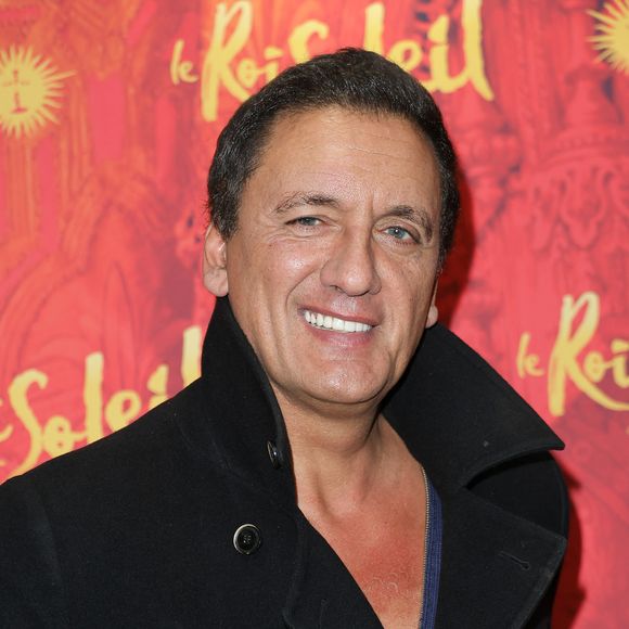 Le chanteur a connu le succès au début des années 90 avec son mythique tube baptisé "Suzette"

Exclusif - Dany Brillant lors de la générale du spectacle "Le roi soleil" au Dôme de Paris le 9 décembre 2025.
© Coadic Guirec / Bestimage