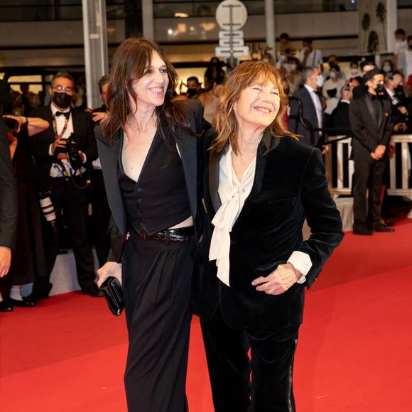 Jane Birkin (habillée en Céline) et sa fille Charlotte Gainsbourg - Montée des marches du film «Jane par Charlotte» lors du 74ème Festival International du Film de Cannes. Le 7 juillet 2021

© Borde-Jacovides-Moreau / Bestimage