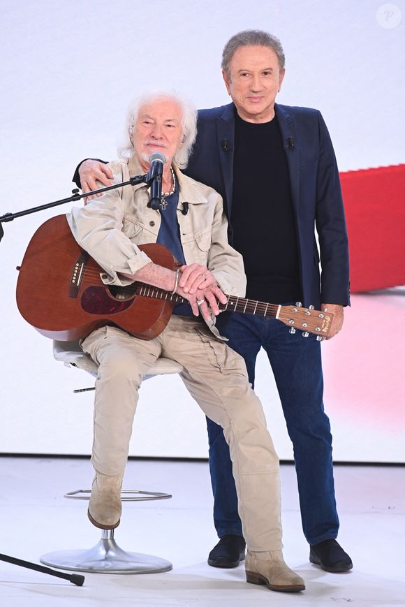 Hugues Aufray et Michel Drucker lors de l'enregistrement de l'émission "Vivement dimanche" à Paris, France, le 9 septembre 2025 et diffusée le 12 octobre 2025 sur France 3. © Guillaume Gaffiot/Bestimage