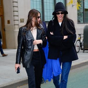 Exclusif - Kendall Jenner et Hailey Bieber s'arrêtent discrètement dans un immeuble du West Village de New York.

©BestImage