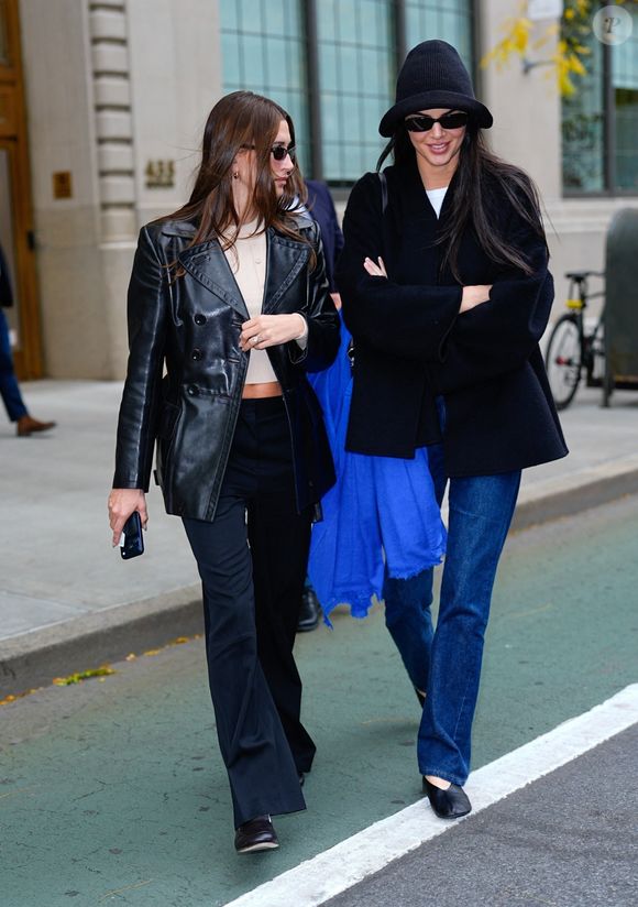 Exclusif - Kendall Jenner et Hailey Bieber s'arrêtent discrètement dans un immeuble du West Village de New York.

©BestImage