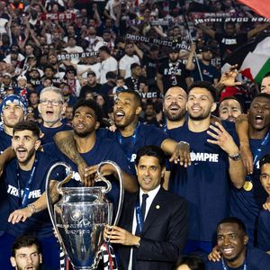 Nasser al-Khelaïfi (président du PSG), Luis Enrique, Luis Campos, Khvicha Kvaratkshelia,Gonçalo Ramos, Ousmane Dembélé, Marco Asensio, Kang-In Lee, Randal Kolo Muani, Senny Mayulu, Bradley Barcola, Ibrahim Mbaye, Gianluigi Donnarumma, Matvey Safonov, Lucas Lavallée, Arnau Tenas, Axel Tape, Noham Kamara, Achraf Hakimi, Presnel Kimpembe, Marquinhos, Lucas Hernandez, Nuno Mendes, Nordi Mukiele, Lucas Beraldo, Milan Skriniar, Yoram Zague, Joane Gadou, Naoufel El Hannach, Willian Pacho, Manuel Ugarte, Fabian Ruiz, Désiré Doué, Danilo Pereira, Vitinha, Gabriel Moscardo, Cher Ndour, Carlos Soler, Warren Zaïre-Emery, João Neves - Les joueurs du PSG célèbrent leur titre de Champion d'Europe au Parc Des Princes à Paris, le 1er juin 2025.
© Cyril Moreau/Bestimage