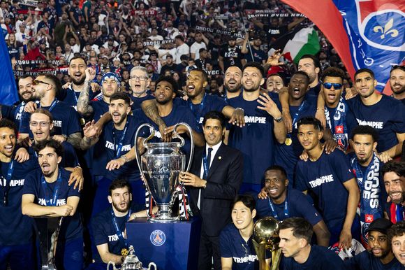 Nasser al-Khelaïfi (président du PSG), Luis Enrique, Luis Campos, Khvicha Kvaratkshelia,Gonçalo Ramos, Ousmane Dembélé, Marco Asensio, Kang-In Lee, Randal Kolo Muani, Senny Mayulu, Bradley Barcola, Ibrahim Mbaye, Gianluigi Donnarumma, Matvey Safonov, Lucas Lavallée, Arnau Tenas, Axel Tape, Noham Kamara, Achraf Hakimi, Presnel Kimpembe, Marquinhos, Lucas Hernandez, Nuno Mendes, Nordi Mukiele, Lucas Beraldo, Milan Skriniar, Yoram Zague, Joane Gadou, Naoufel El Hannach, Willian Pacho, Manuel Ugarte, Fabian Ruiz, Désiré Doué, Danilo Pereira, Vitinha, Gabriel Moscardo, Cher Ndour, Carlos Soler, Warren Zaïre-Emery, João Neves - Les joueurs du PSG célèbrent leur titre de Champion d'Europe au Parc Des Princes à Paris, le 1er juin 2025.
© Cyril Moreau/Bestimage