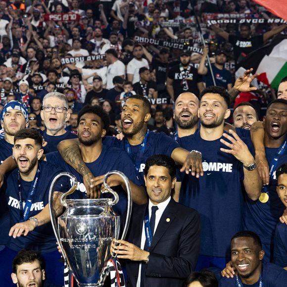 Nasser al-Khelaïfi (président du PSG), Luis Enrique, Luis Campos, Khvicha Kvaratkshelia,Gonçalo Ramos, Ousmane Dembélé, Marco Asensio, Kang-In Lee, Randal Kolo Muani, Senny Mayulu, Bradley Barcola, Ibrahim Mbaye, Gianluigi Donnarumma, Matvey Safonov, Lucas Lavallée, Arnau Tenas, Axel Tape, Noham Kamara, Achraf Hakimi, Presnel Kimpembe, Marquinhos, Lucas Hernandez, Nuno Mendes, Nordi Mukiele, Lucas Beraldo, Milan Skriniar, Yoram Zague, Joane Gadou, Naoufel El Hannach, Willian Pacho, Manuel Ugarte, Fabian Ruiz, Désiré Doué, Danilo Pereira, Vitinha, Gabriel Moscardo, Cher Ndour, Carlos Soler, Warren Zaïre-Emery, João Neves - Les joueurs du PSG célèbrent leur titre de Champion d'Europe au Parc Des Princes à Paris, le 1er juin 2025.
© Cyril Moreau/Bestimage