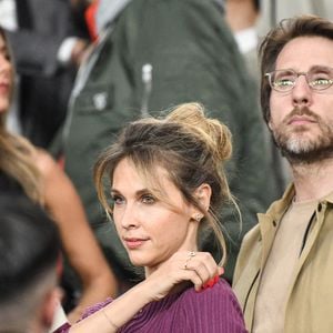 Ophélie Meunier et son compagnon au Parc des Princes pour assister au match de Ligue des champions opposant le PSG à Liverpool, à Paris, le 8 avril 2026. Photo de Florian Poitout/ABACAPRESS.COM